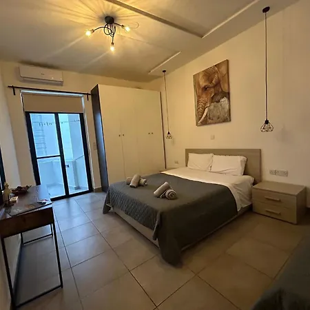 Cozy Bugibba Ground Floor Retreat, Prime Location Near The Sea & Square