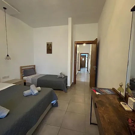 Cozy Bugibba Ground Floor Retreat, Prime Location Near The Sea & Square アパート セント・ポールズ・ベイ