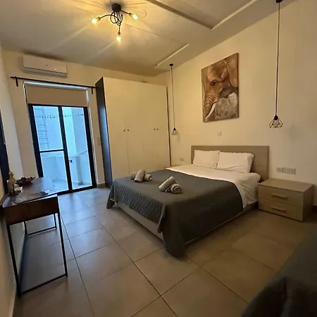 Cozy Bugibba Ground Floor Retreat, Prime Location Near The Sea & Square דירה *